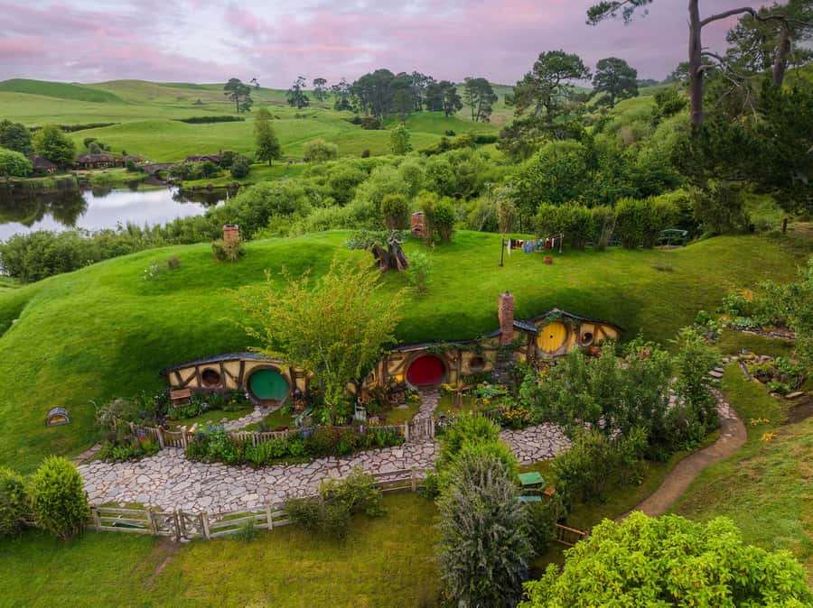 From Auckland: Waitomo & Hobbiton Bus Tour with Lunch - The 7:30 departure from central Auckland