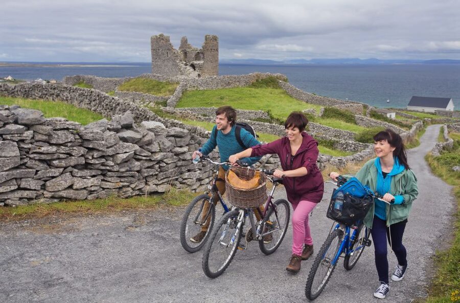 From Doolin: Day Trip to Inisheer with Bike or Bus Tour - Seeing Inisheer by bike