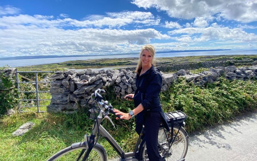From Doolin: Day Trip to Inisheer with Bike or Bus Tour - Free time for a pint or the beach