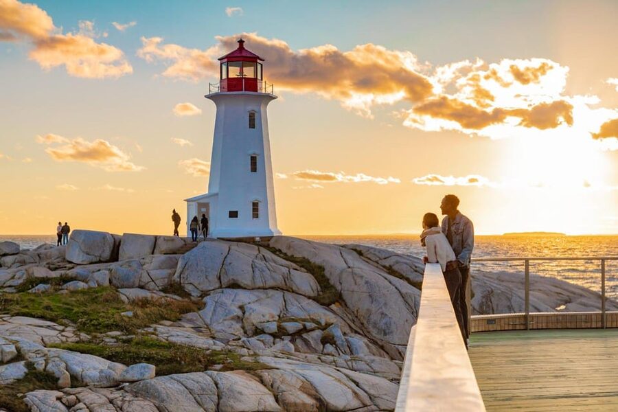 From Halifax: Peggy's Cove Bus Tour - The fishing village, shops, and William deGarthe Art Gallery
