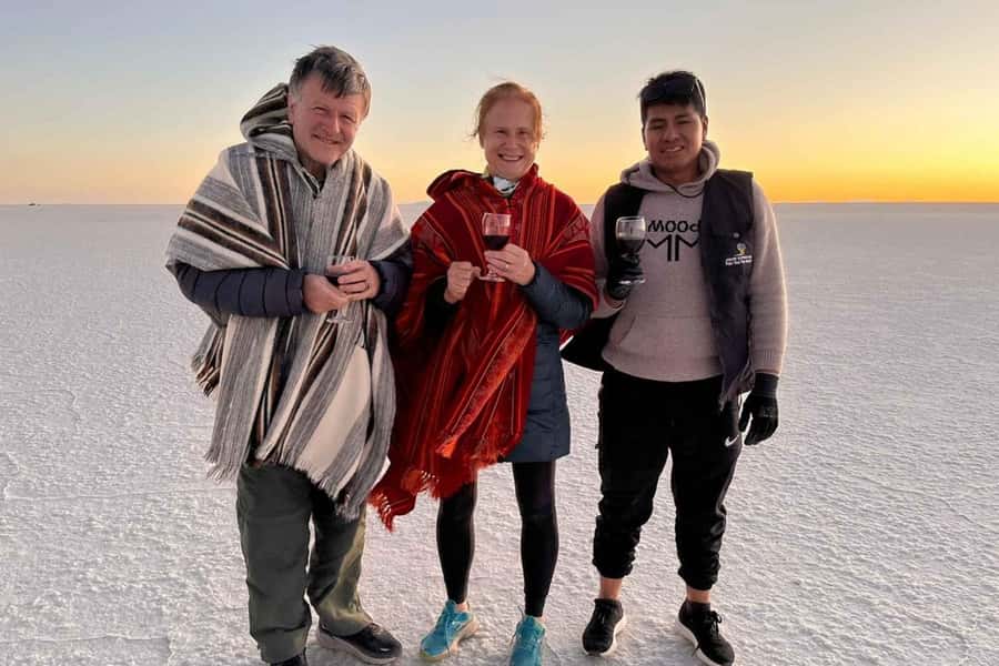 From La Paz: Salar de Uyuni 3-D Tour+Entrance Tickets by Bus - Incahuasi Island and its giant cacti