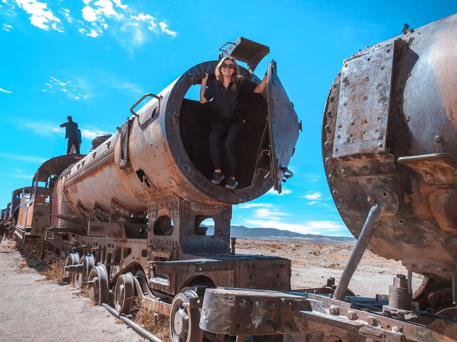From La Paz: Uyuni Salt Flat Tour & Overnight Roundtrip Bus - Sunset, wine, and the trip back