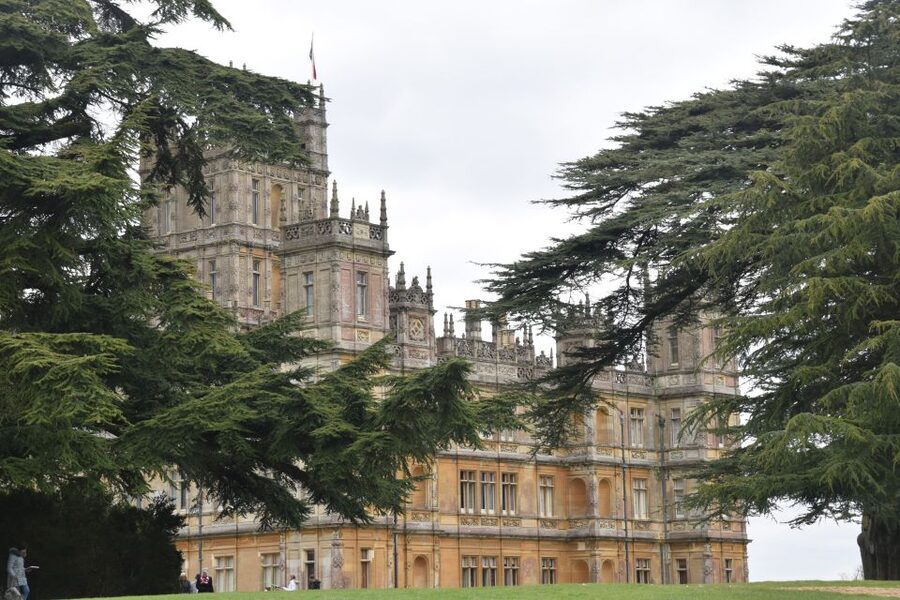 From London: Downton Abbey and Village Coach Tour - Guides are the strongest part of the experience