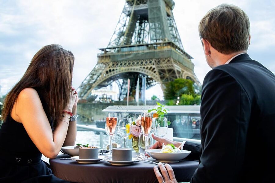 From London: Paris Tour with Sightseeing Bus & Lunch Cruise - Arriving at Gare du Nord and finding your way