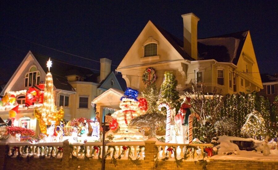 From Manhattan: 4-Hour Christmas Lights Luxury Bus Tour - Key points at a glance