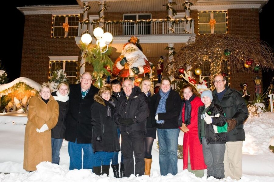 From Manhattan: 4-Hour Christmas Lights Luxury Bus Tour - Crossing into Brooklyn and reaching the displays