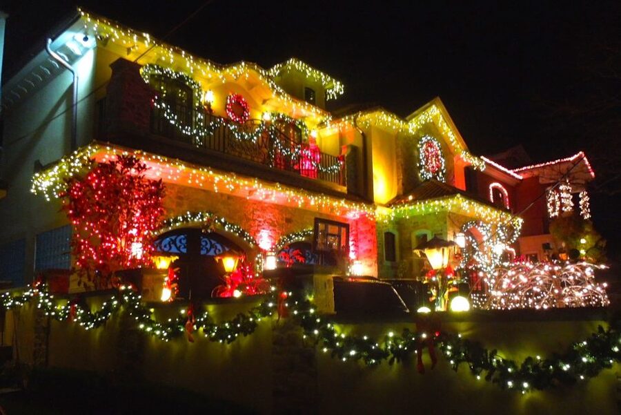 From Manhattan: 4-Hour Christmas Lights Luxury Bus Tour - Finishing near Rockefeller Center