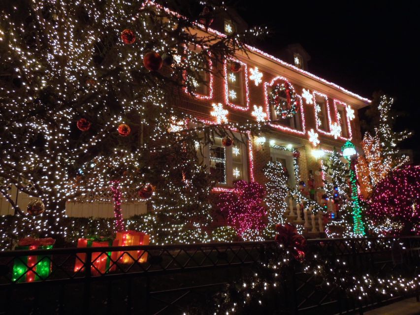 From Manhattan: 4-Hour Christmas Lights Luxury Bus Tour - Guides make the bus ride matter