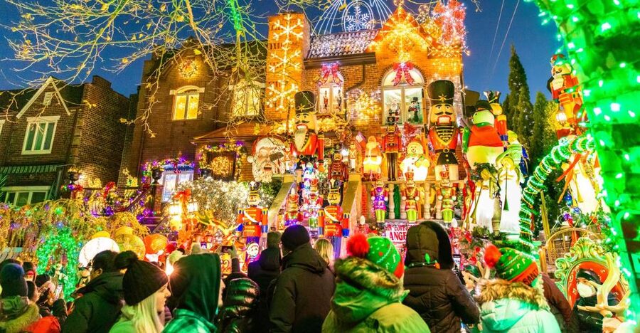 From Manhattan: 4-Hour Dyker Heights Holiday Lights Bus Tour - Why Dyker Heights turns Christmas lights into a full outing