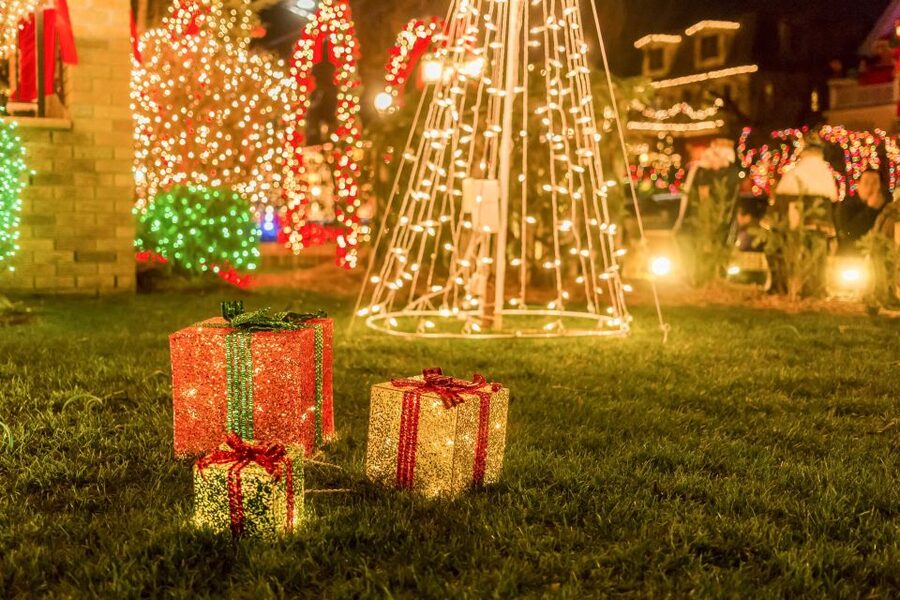 From Manhattan: Dyker Heights Lights & Skyline Tour - Dyker Heights, where houses become holiday theaters