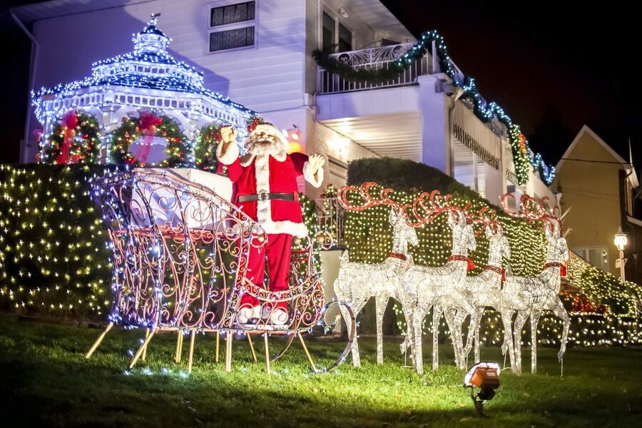 From Manhattan: Dyker Heights Lights & Skyline Tour - The ride back and the Brooklyn Bridge surprise