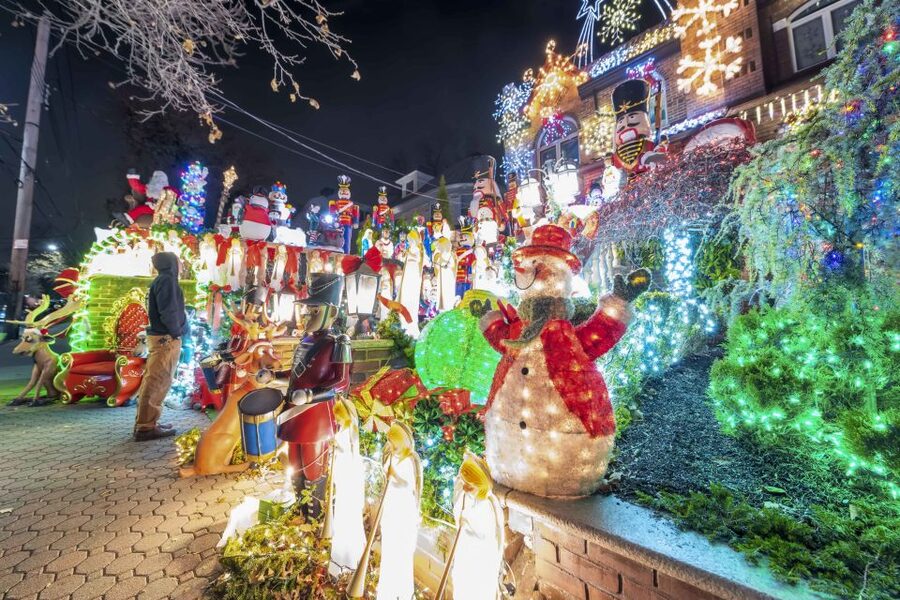 From Manhattan: Dyker Heights Lights & Skyline Tour - Who should book this tour?