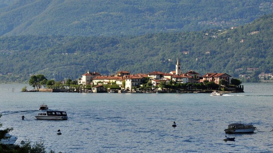 From Stresa: Isola Pescatori Hop-On Hop-Off Boat Tour - Arriving on Isola Pescatori