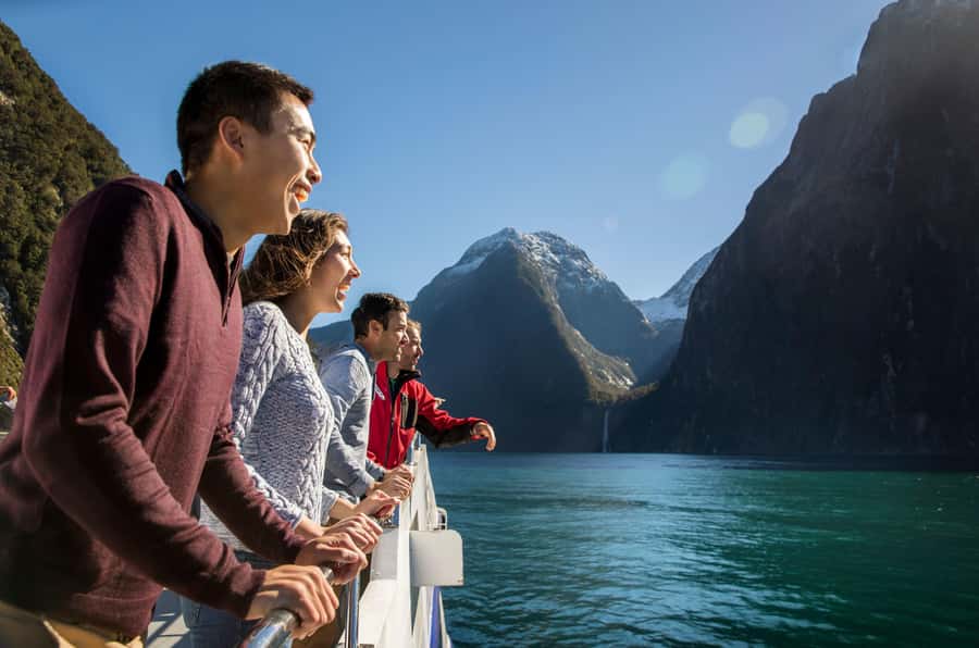 From Te Anau: Milford Sound Premium Bus Tour and Cruise - Comfort, weather, and what to pack
