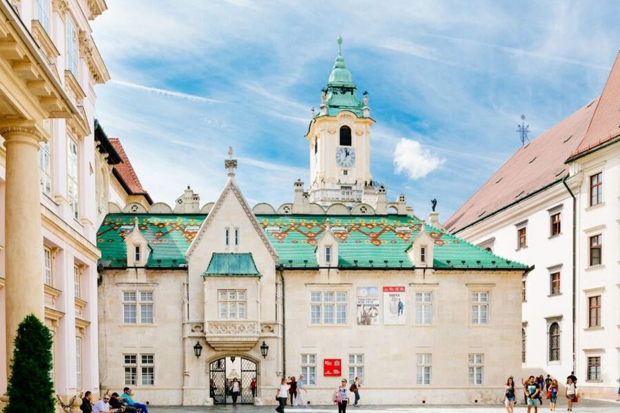 From Vienna: Guided Tour to Bratislava with Speed Boat Ride - Returning by Twin City Liner