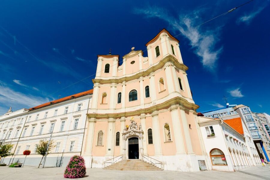 From Vienna: Guided Tour to Bratislava with Speed Boat Ride - Where the trip shines, and where it drags