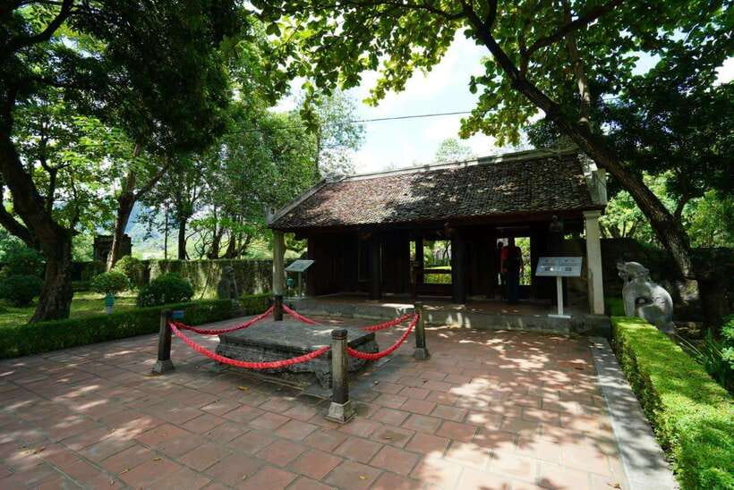 Full Day Hoa Lu - Tam Coc - Mua Cave/Buffet/Tour Guide/Bus - Tam Coc by traditional wooden boat