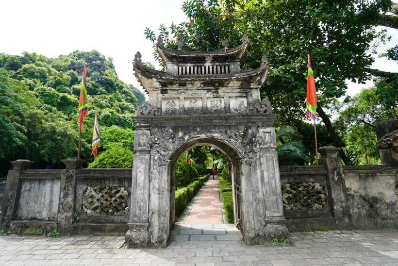 Full Day Hoa Lu - Tam Coc - Mua Cave/Buffet/Tour Guide/Bus - Should you book it?