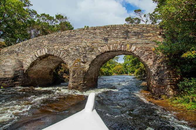 Gap of Dunloe Tour (Boat & Bus) - Arriving at Ross Castle