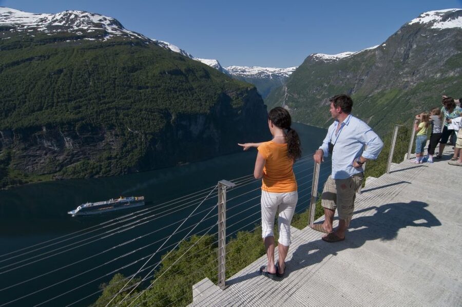 Geiranger: Bus Tour with Multilingual Audio Guide - Flydalsjuvet: the first great fjord view