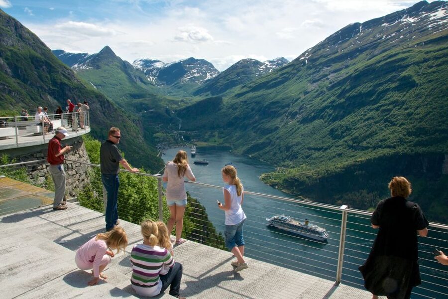 Geiranger: Bus Tour with Multilingual Audio Guide - Comfort, group atmosphere, and driving