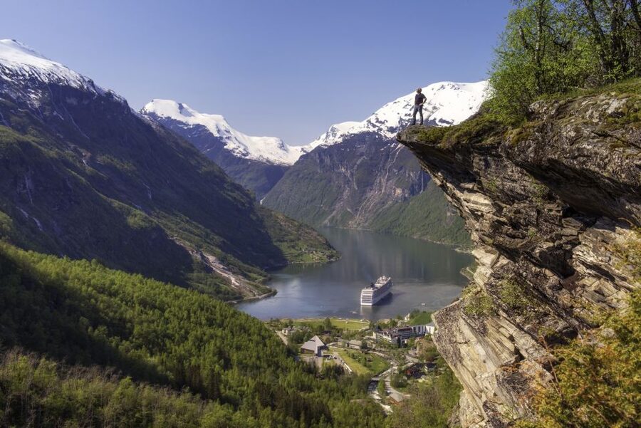 Geiranger: Bus Tour with Multilingual Audio Guide - Meeting near the Geiranger pier