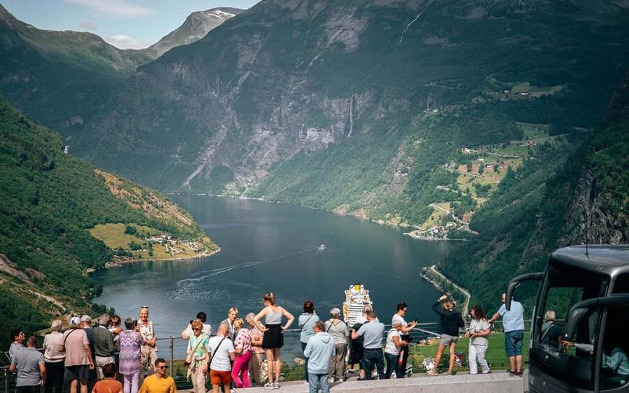 Geiranger: Panorama Bus Tours 1,5/2hr (Highlights viewpoint) - Flydalsjuvet: The Classic Geiranger View
