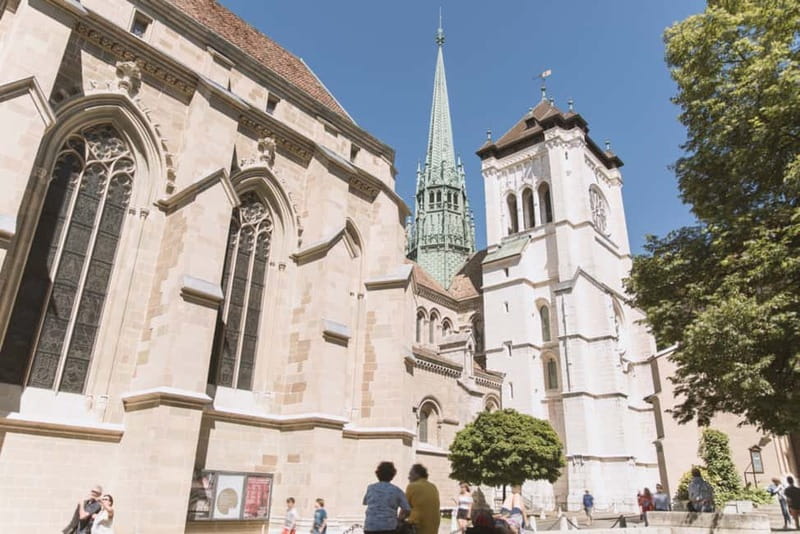 Geneva: Hop-on Hop-Off Bus & Scenic Mini-Train Tour - Follow the right bank parks route in summer