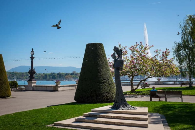 Geneva: Hop-on Hop-Off Bus & Scenic Mini-Train Tour - Audio commentary, drivers, and small comfort issues
