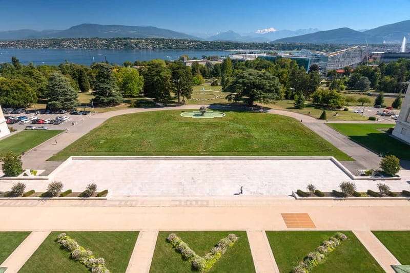 Geneva: Open-Top Sightseeing Bus Tour - A fast introduction to Geneva from Place Dorcière