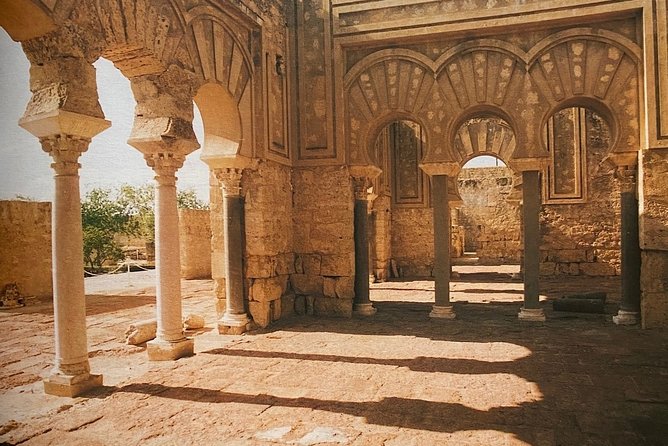 Guided tour of Medina Azahara in Spanish with Bus. Official Guides - The virtual reality projection completes the picture
