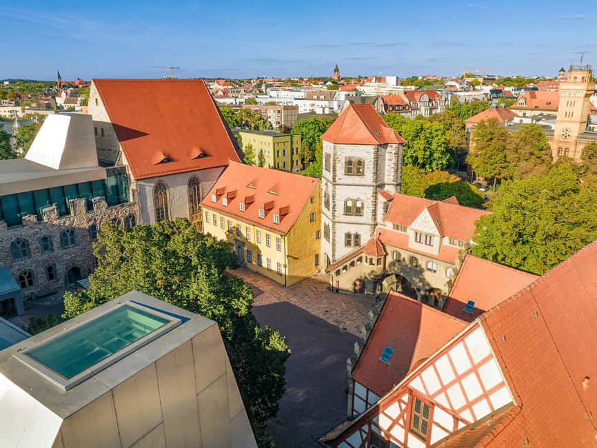 Halle (Saale) : Die Stadtrundfahrt mit dem Bus - Landgericht, Franckesche Stiftungen, and Halle’s working city