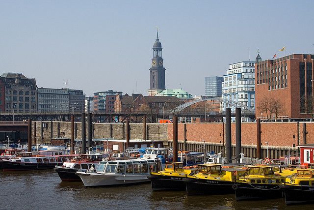 Hamburg: 1.5-Hour Comedy Bus Tour in German - Key points to know before booking