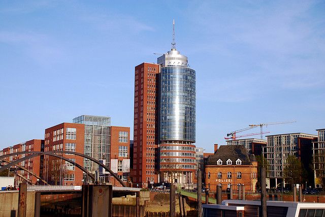 Hamburg: 1.5-Hour Comedy Bus Tour in German - A 90-minute route through Hamburg’s best-known districts