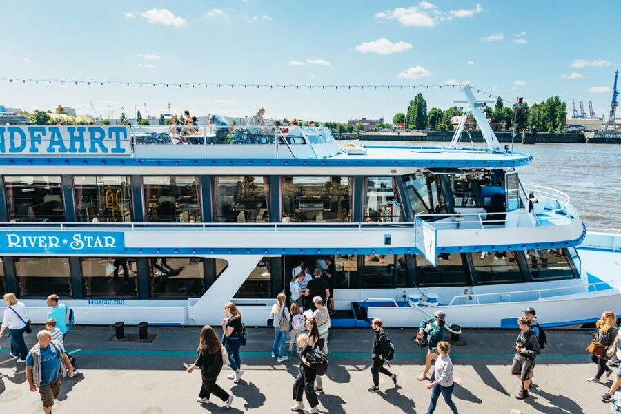 Hamburg: Hop-On Hop-Off Bus with Harbor Cruise - Starting at St. Pauli Landungsbrücken