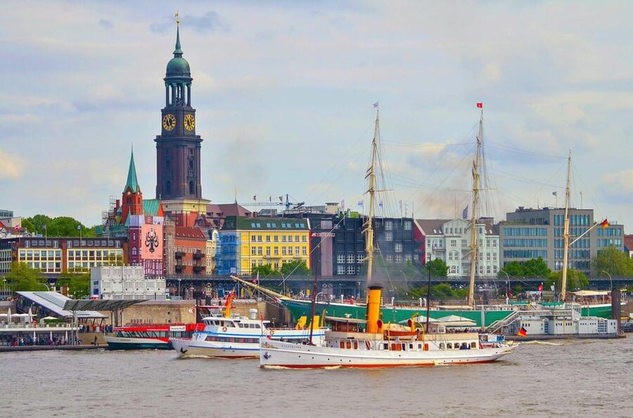 Hamburg: Hop on Hop off city tour and 1 hour harbor tour - Start at Landungsbrücken with Hamburg at Your Feet