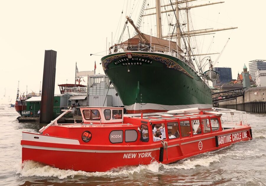 Hamburg: Hop-On Hop-Off Harbor Cruise with Commentary - From the Landing Bridges to the working port