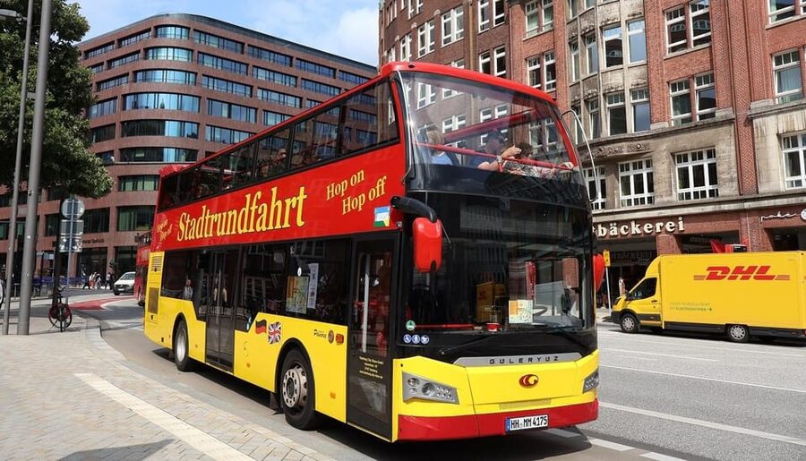 Hamburg: Line C Sightseeing Hop-On Hop-Off Bus Tour - Alster Lake, Jungfernstieg, and the town hall