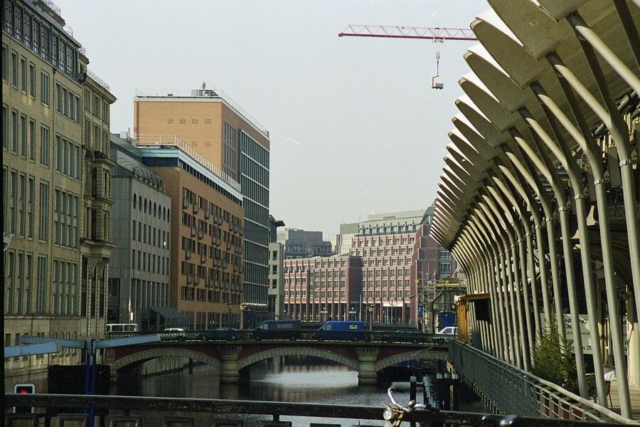 Hamburg: Line F Hop-On Hop-Off Bus and Boat Tour - Audio commentary, live guiding, and rainy weather