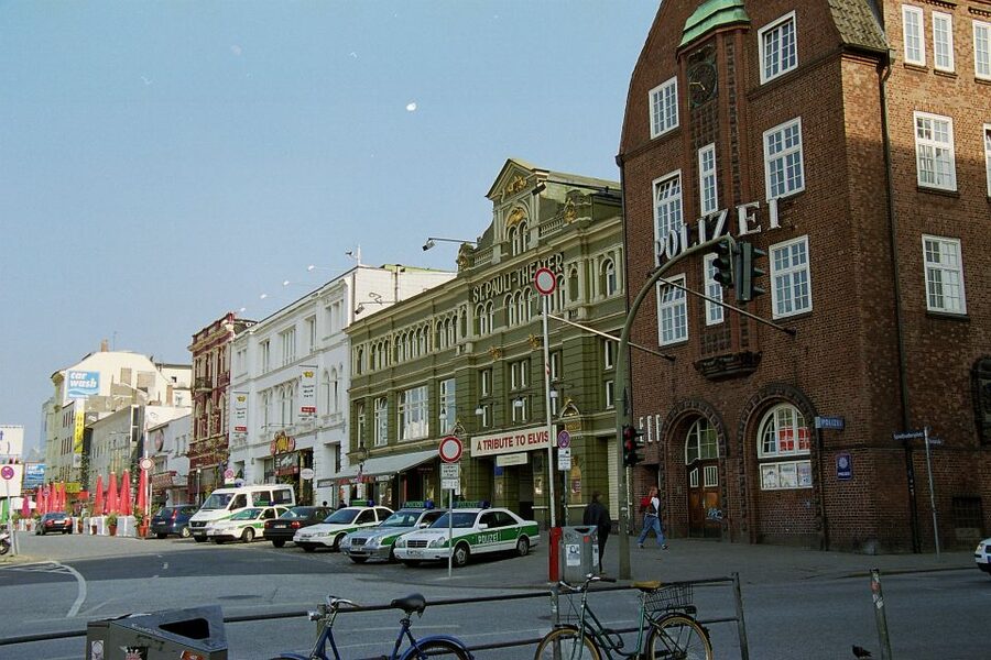 Hamburg: Line F Hop-On Hop-Off Bus and Boat Tour - Reeperbahn and Große Freiheit