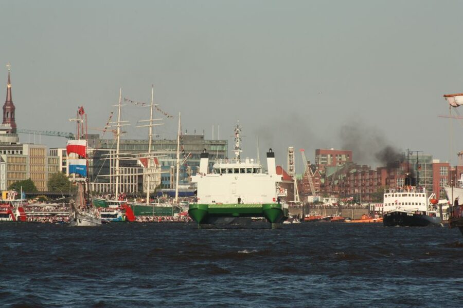 Hamburg: Line F Hop-On Hop-Off Bus and Boat Tour - The Outer Alster stops are for slower views