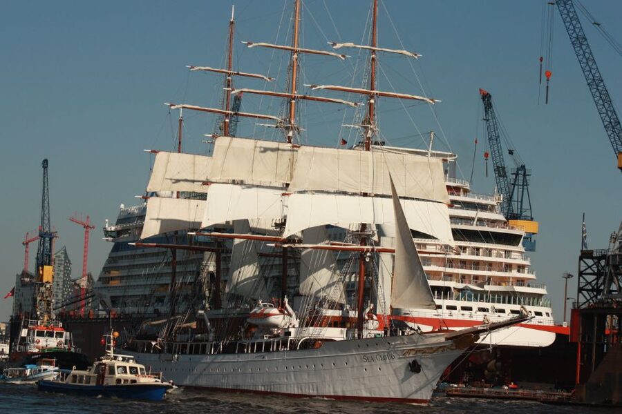 Hamburg: Line F Hop-On Hop-Off Bus and Boat Tour - The harbor boat ride: plan around the season