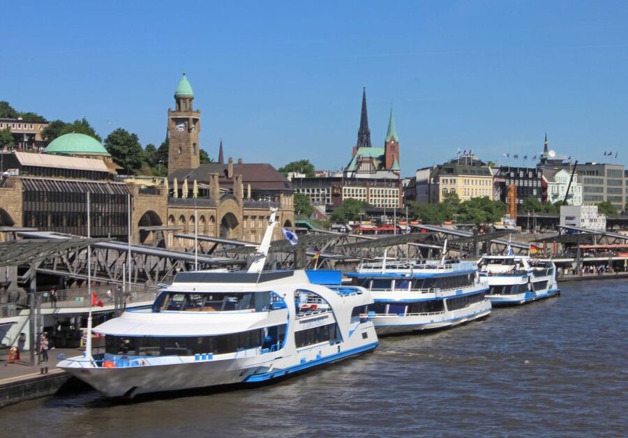 Hamburg: Line F Hop-On Hop-Off Bus and Boat Tour - Starting at Hauptbahnhof and reading the route