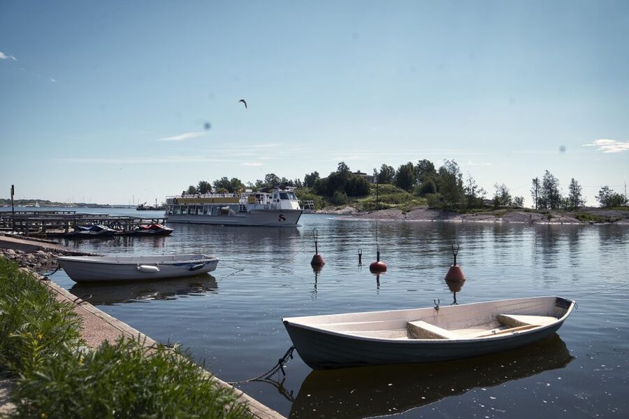 Helsinki: Hop-On Hop-Off Bus Tour & City Highlights Cruise - Commentary, languages, and the overall feel