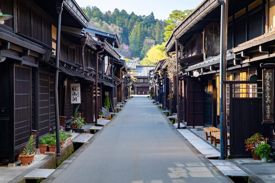 HIDA:Let's go to Takayama & Shirakawago on public bus! - Takayama’s old streets, morning market, and food