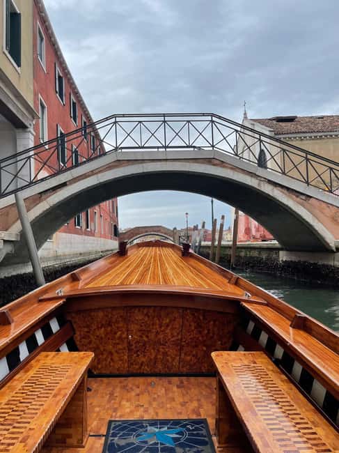Hop on board an old Venetian boat - Setting out from Zattere toward La Giudecca
