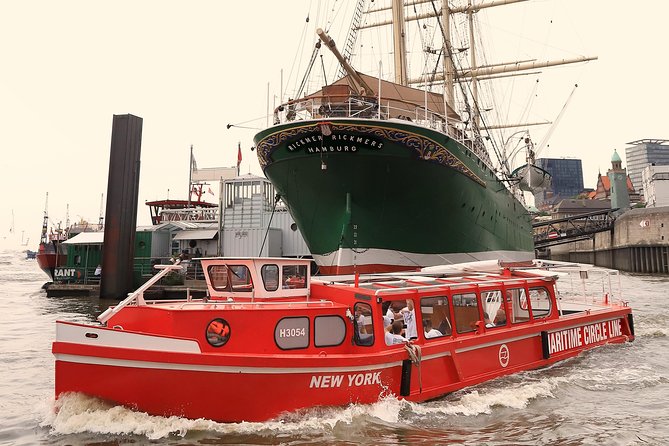 Hop-on hop-off on the water with the Maritime Circle Line in Hamburg - Starting at St. Pauli Landungsbrücken
