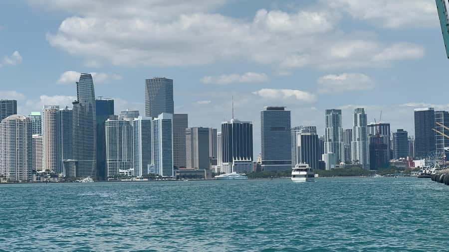 Hop-on Hop-off Water Taxi in Miami and Miami Beach - The islands and homes along the route