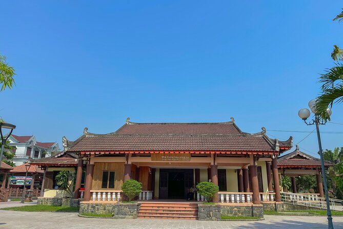 Hue Hoi An Bus Tour Sightseeing via Hai Van Pass 4 Stops - Guides, group size, and the pace of the day