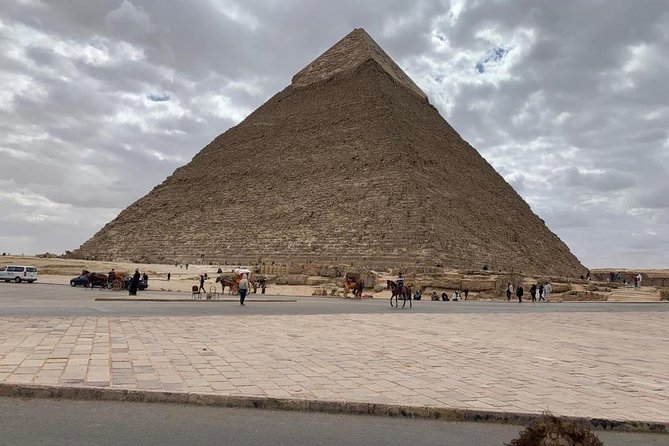 Hurghada Cairo visiting the pyramids one day by bus - Lunch after the museum
